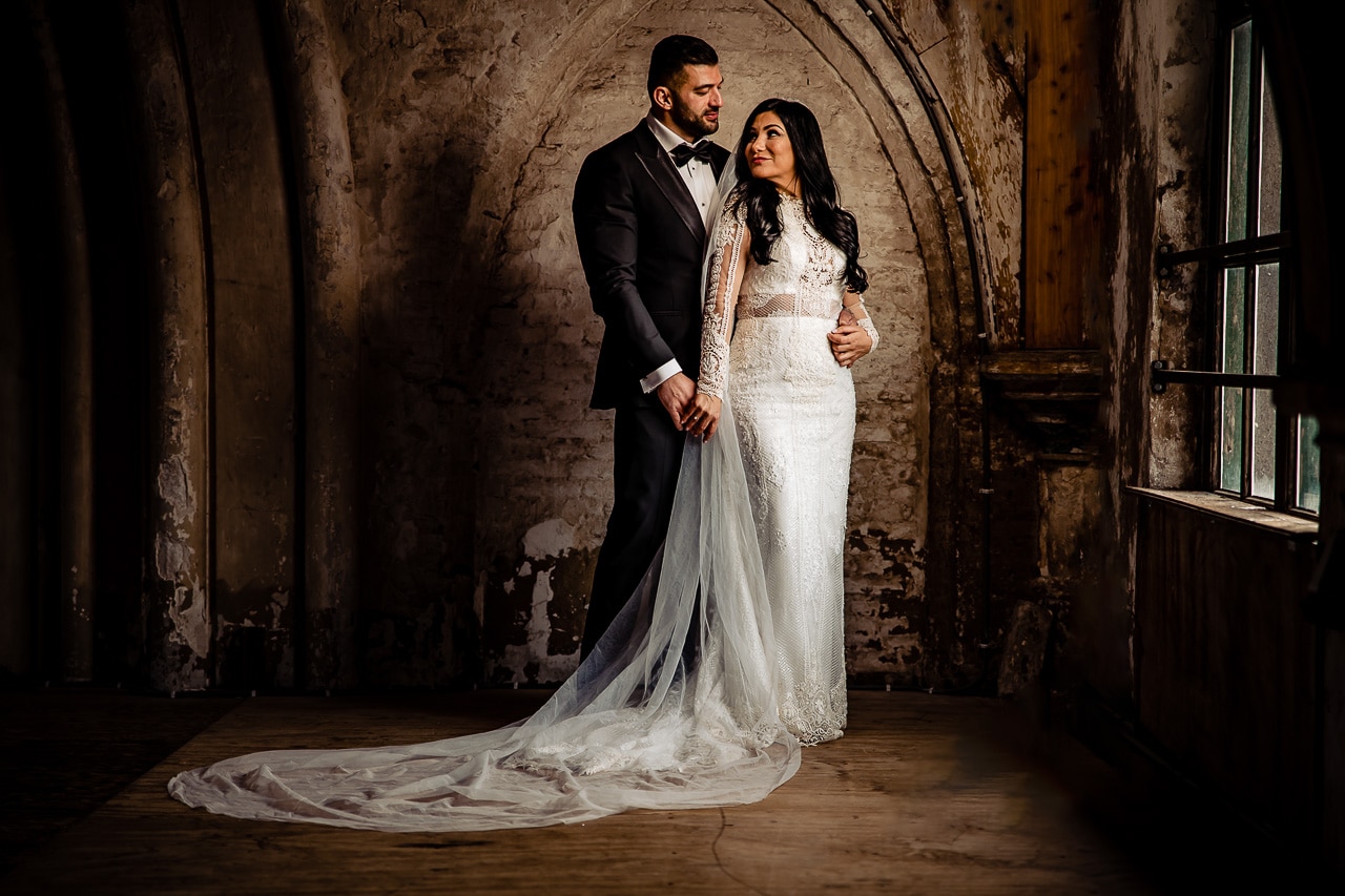 “Ontdek de prachtige Metaal Kathedraal fotoshoot” Een perfecte combinatie van kunst en architectuur - Trouwfotograaf - Bruidsfotograaf