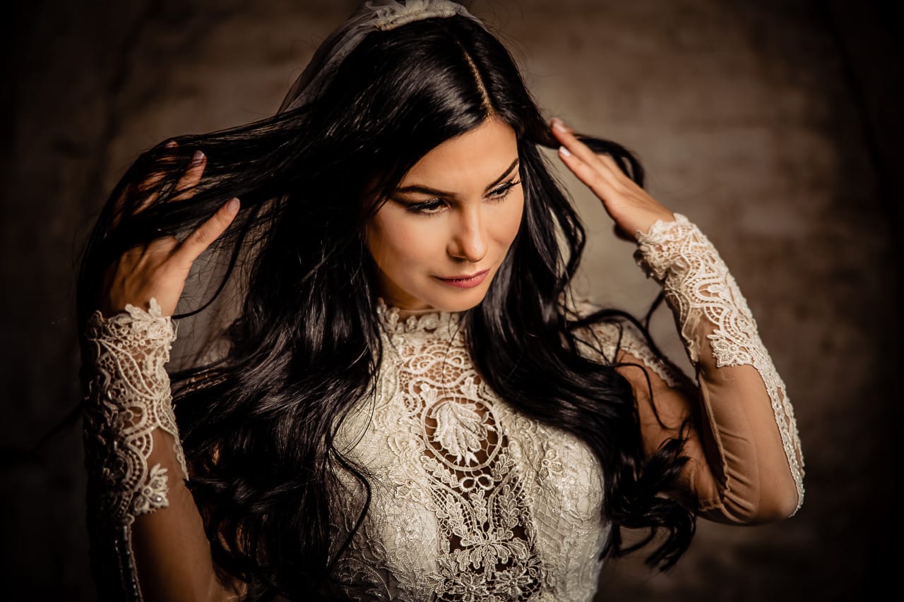 “Ontdek de prachtige Metaal Kathedraal fotoshoot” Een perfecte combinatie van kunst en architectuur - Trouwfotograaf - Bruidsfotograaf