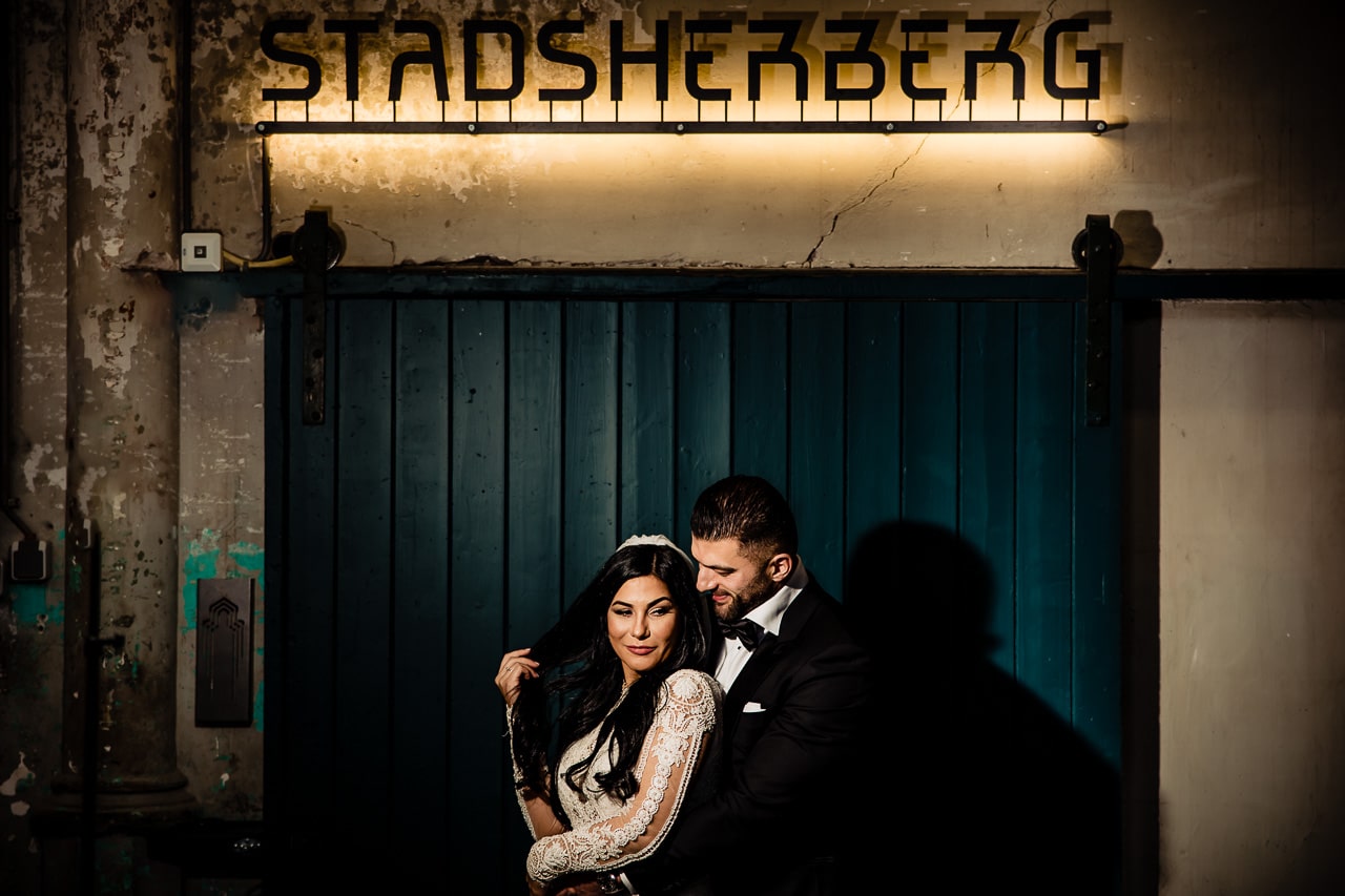 “Ontdek de prachtige Metaal Kathedraal fotoshoot” Een perfecte combinatie van kunst en architectuur - Trouwfotograaf - Bruidsfotograaf