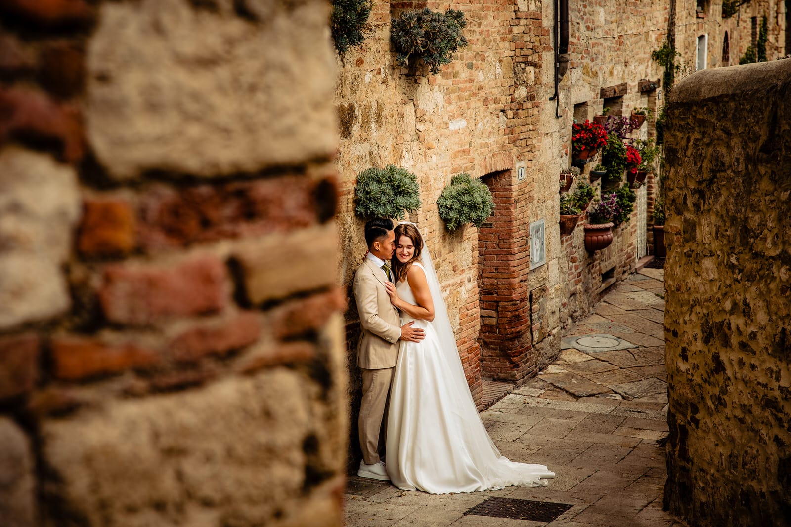 Trouwen in Italië - Fotoshoot in mooi Italiaans dorpje - Trouwfotograaf Italië